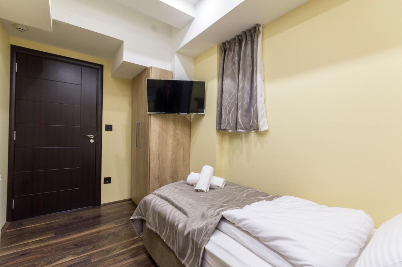 Madison Inn Suites - Wilson'S Square Belgrad Exteriör bild